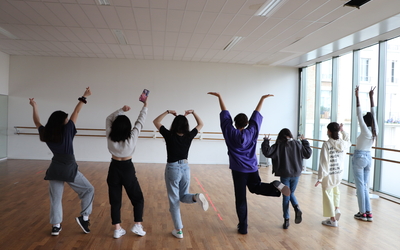 Adolescentes dansant dans une salle lumineuse