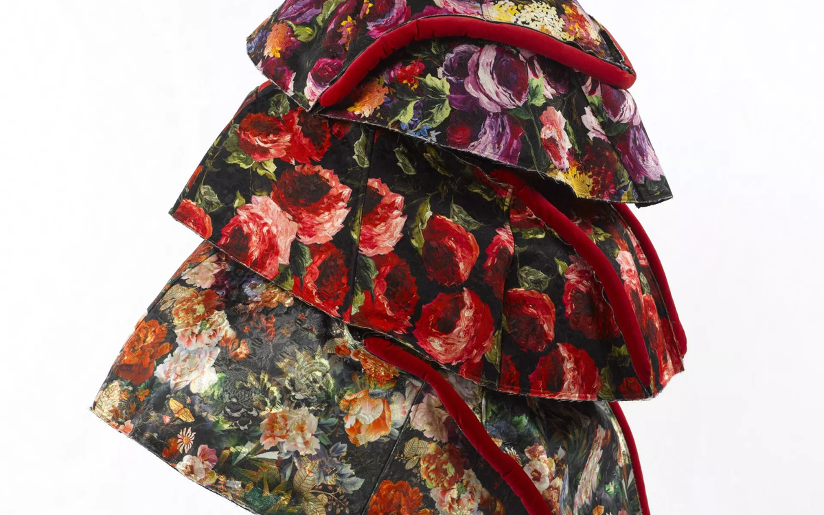 Robe volumineuse à motifs floraux de la marque Comme des Garçons