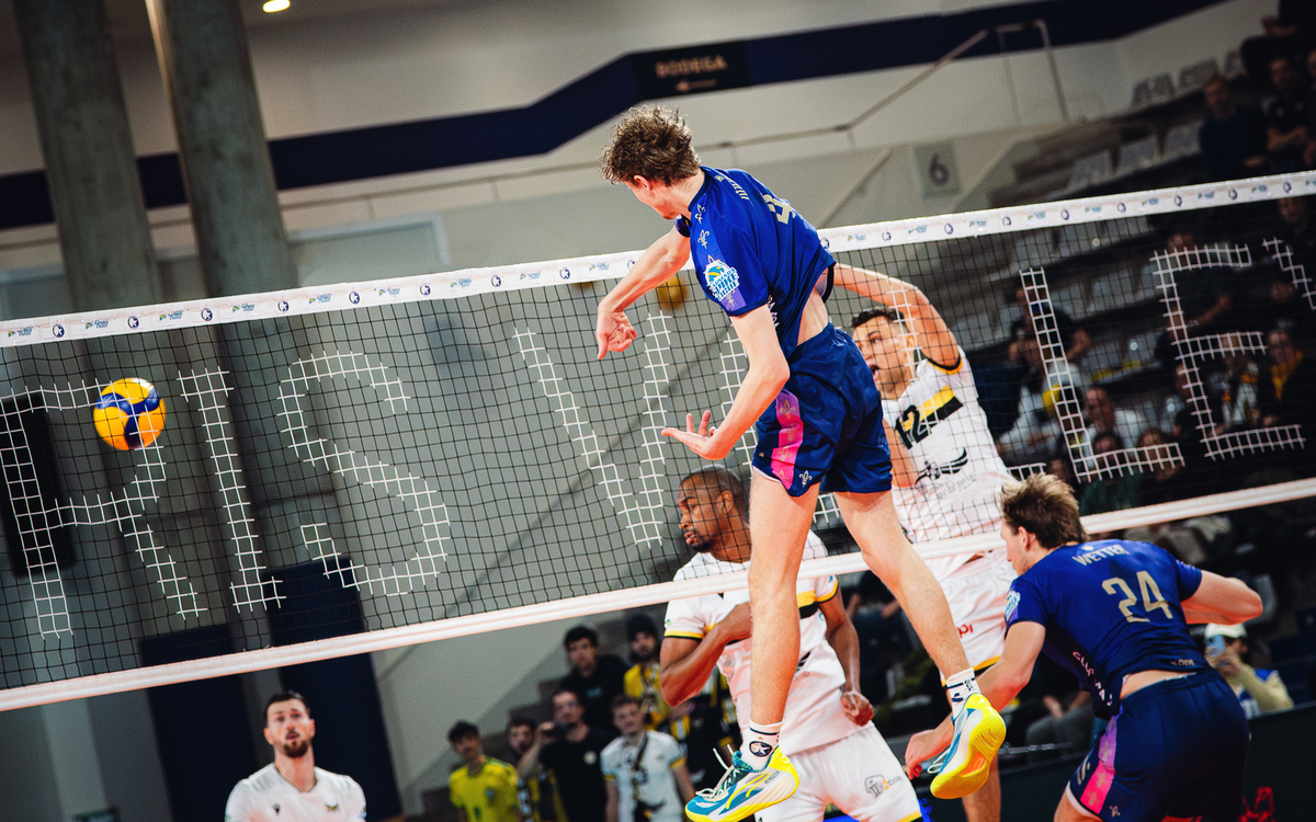 Smash d'un joueur du Paris Volley.