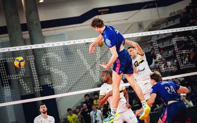 Smash d'un joueur du Paris Volley.