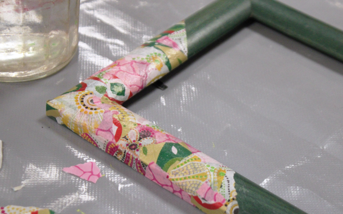 Photographie d’un cadre qui a été customisé et upcyclé avec des papiers de couleur et à motif. Création réalisée lors de l'atelier décoration de cadres.
