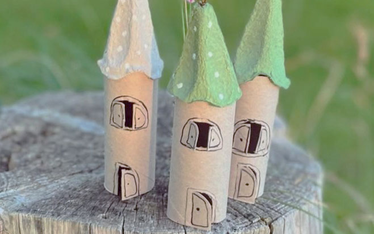 Photographie de maisonnettes marrons et vertes faites à partir de rouleaux de papier toilette et de boîtes d’œufs.