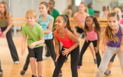 Des enfants dansent en souriant