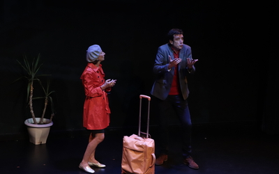 2 personnes sur une scène de théâtre