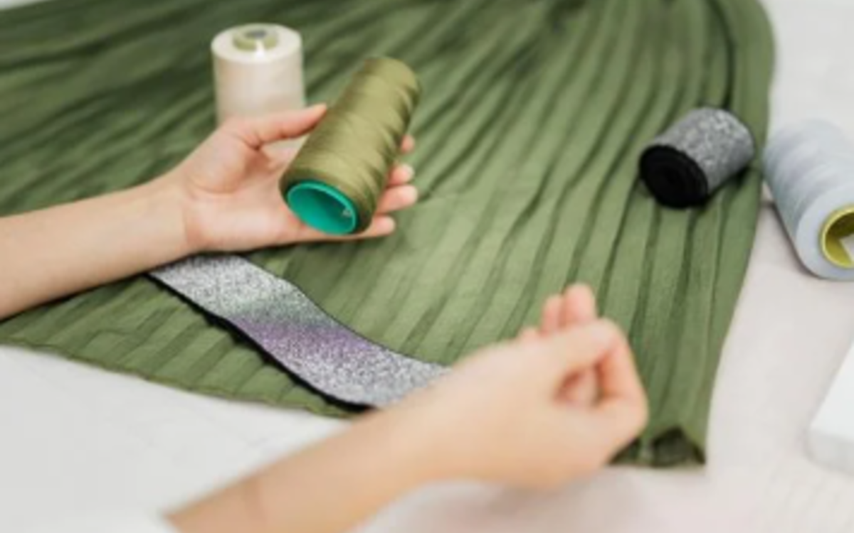 des mains cousent une jupe cercle verte