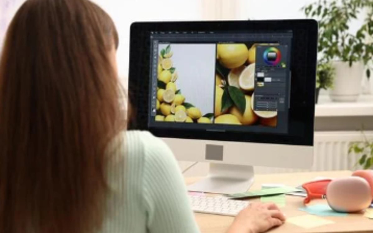 Une femme retouche des photos sur ordinateur