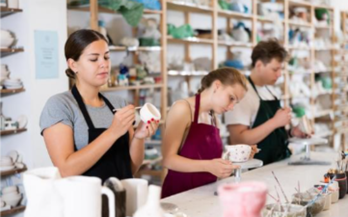 Des personnes émaillent leur création en céramique
