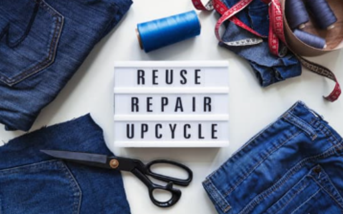 des morceaux de tissu en jean à réutiliser