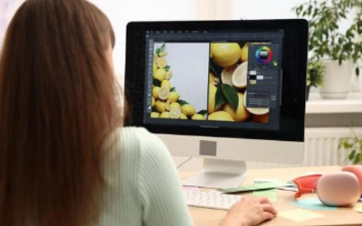 Une femme retouche des photos sur ordinateur