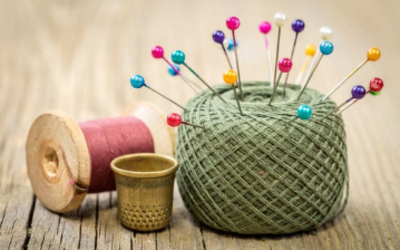 des bobines de fil et épingles pour coudre le kimono