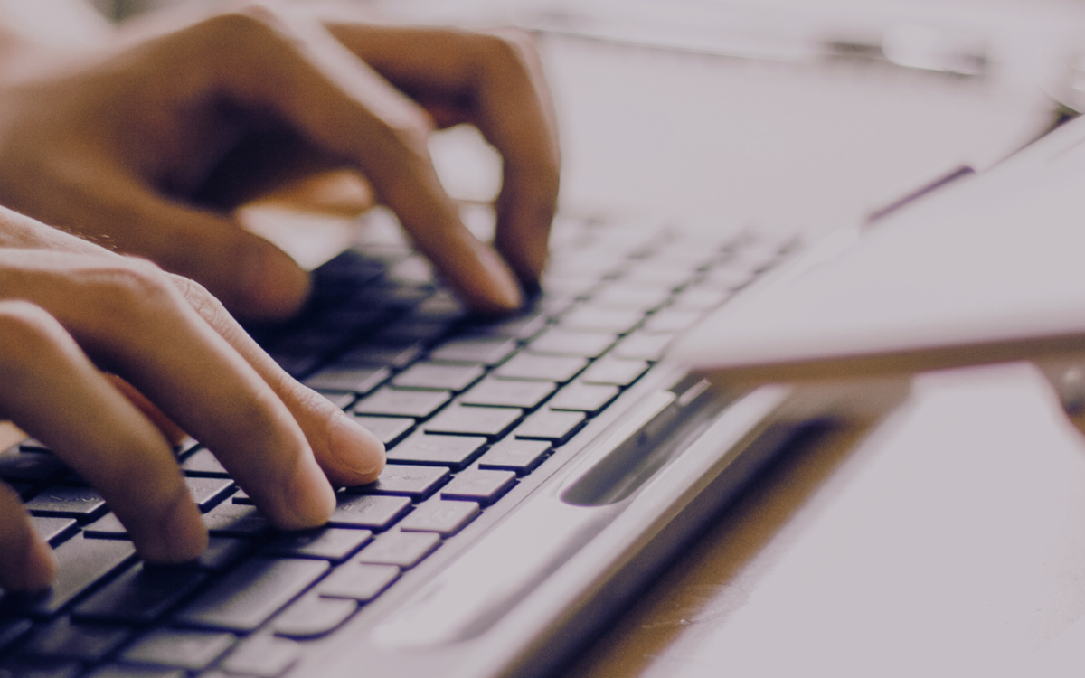 Mains sur un clavier 