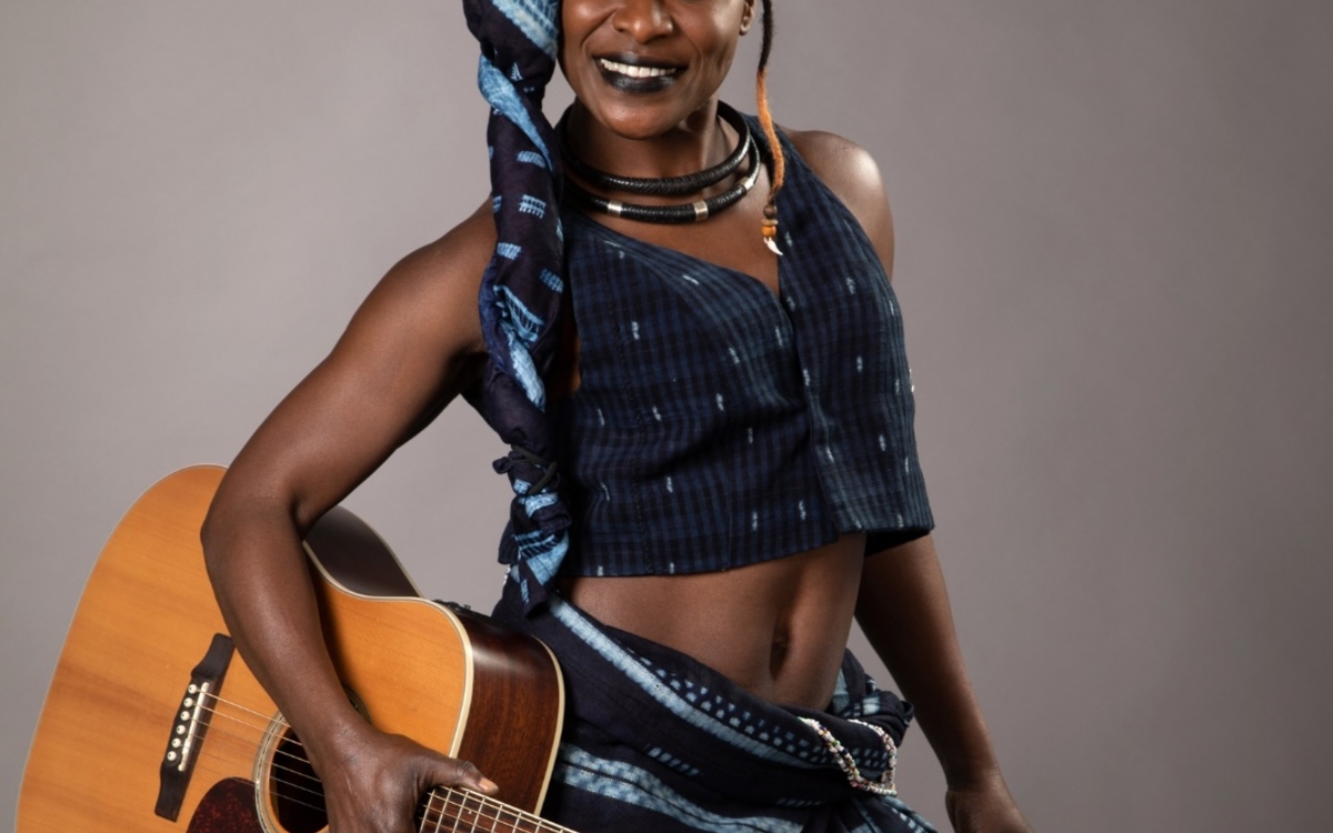 Découvrez une artiste musicienne, auteure-compositrice et interprète !