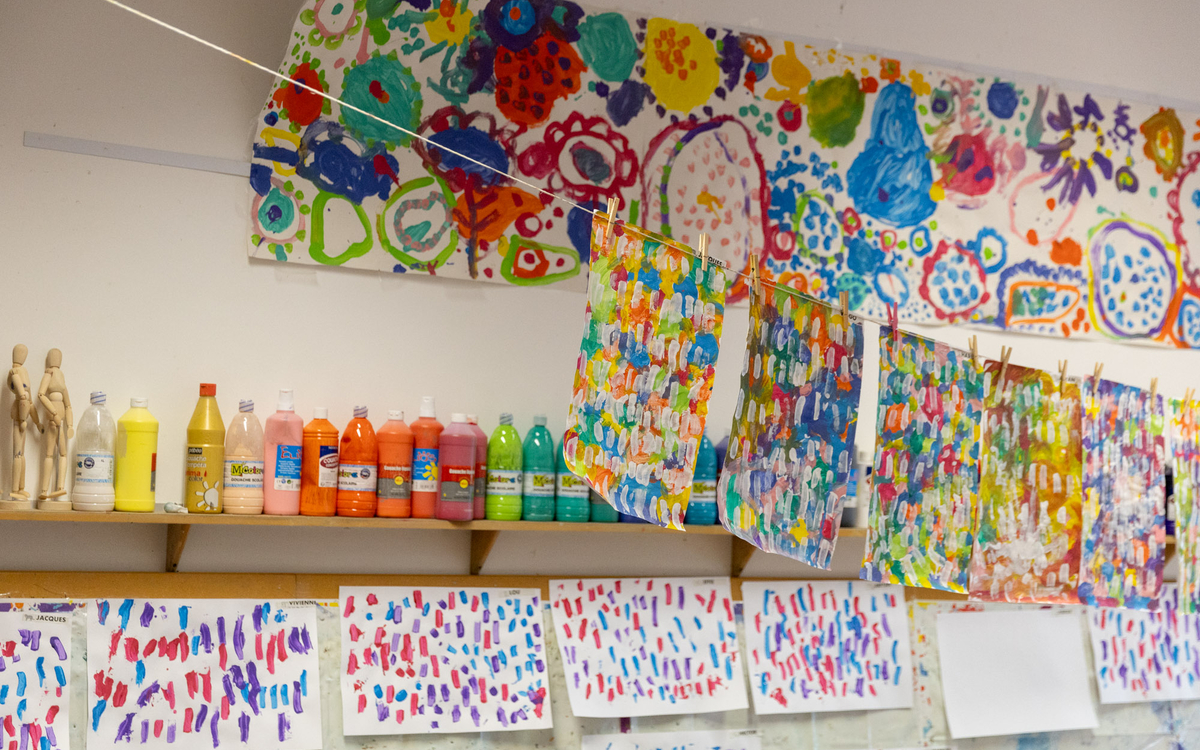 Des dessins et de la peinture suspendue