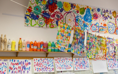 Des dessins et de la peinture suspendue