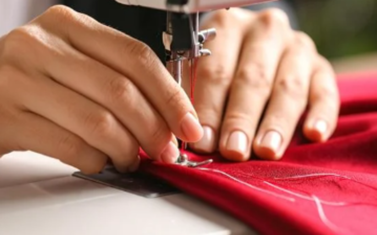 Une personne coud un sac banane