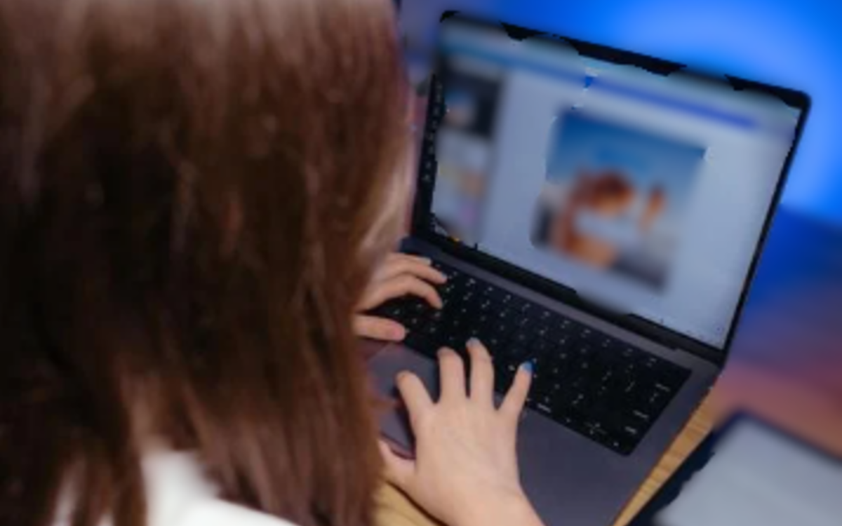 Une personne s'initie à Canva en créant une photo sur ordinateur