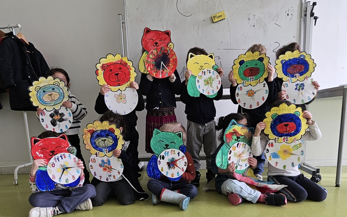 des enfants posent avec des horloges dessinées