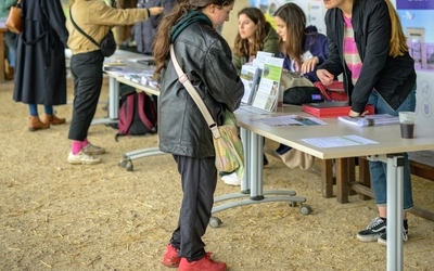 Forum d'associations avec des tables et des visiteurs