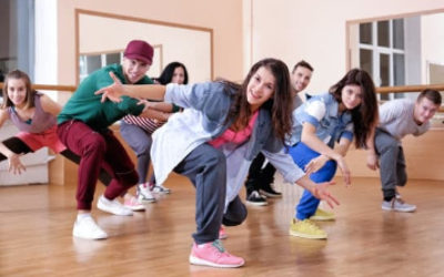 des jeunes dansent le hip hop dans une salle de danse
