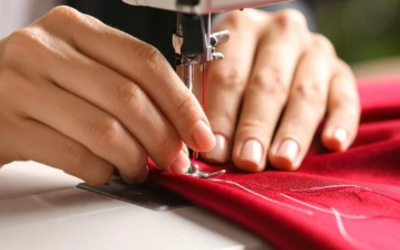 Une personne coud un sac banane