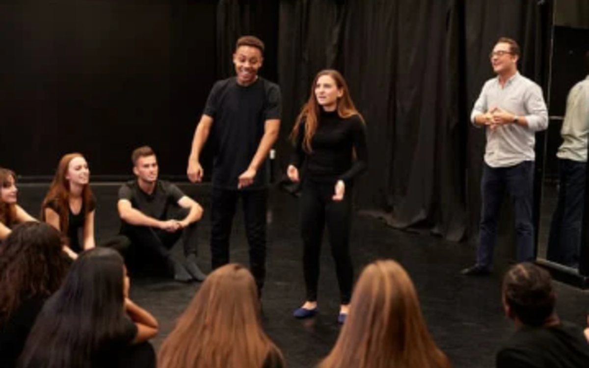 Des adolescents font de l'improvisation sur scène