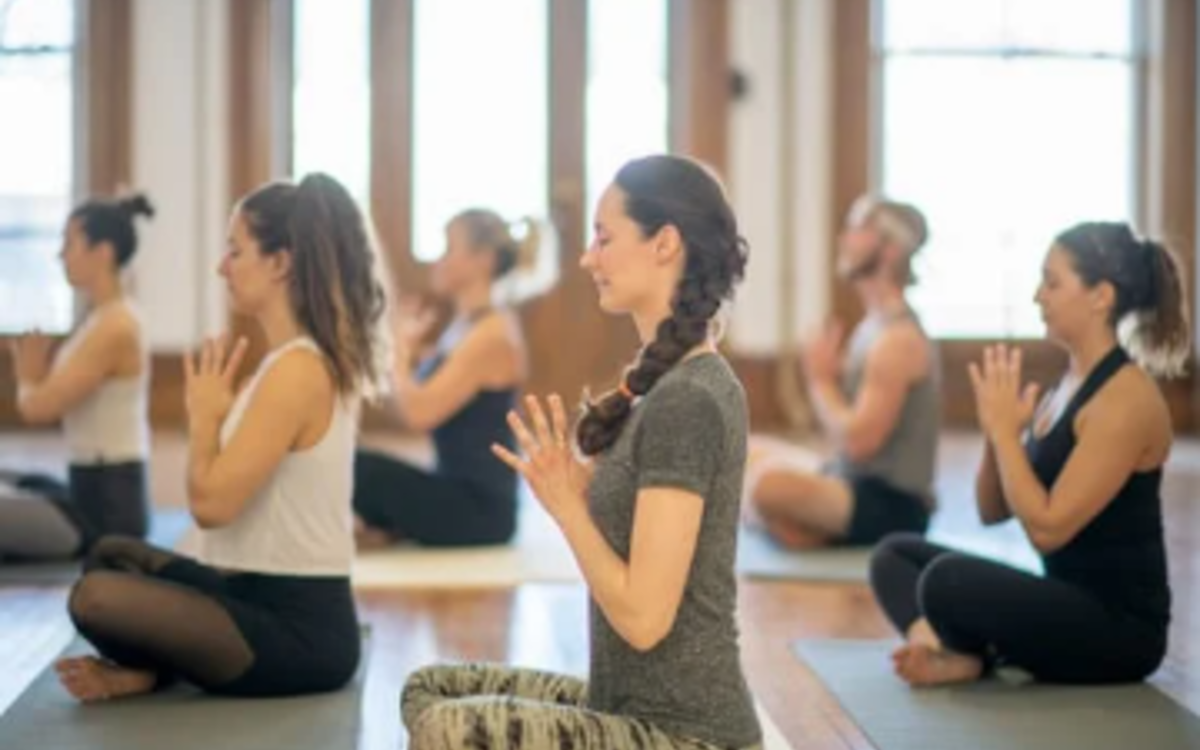 Des femmes font un stage de yoga 