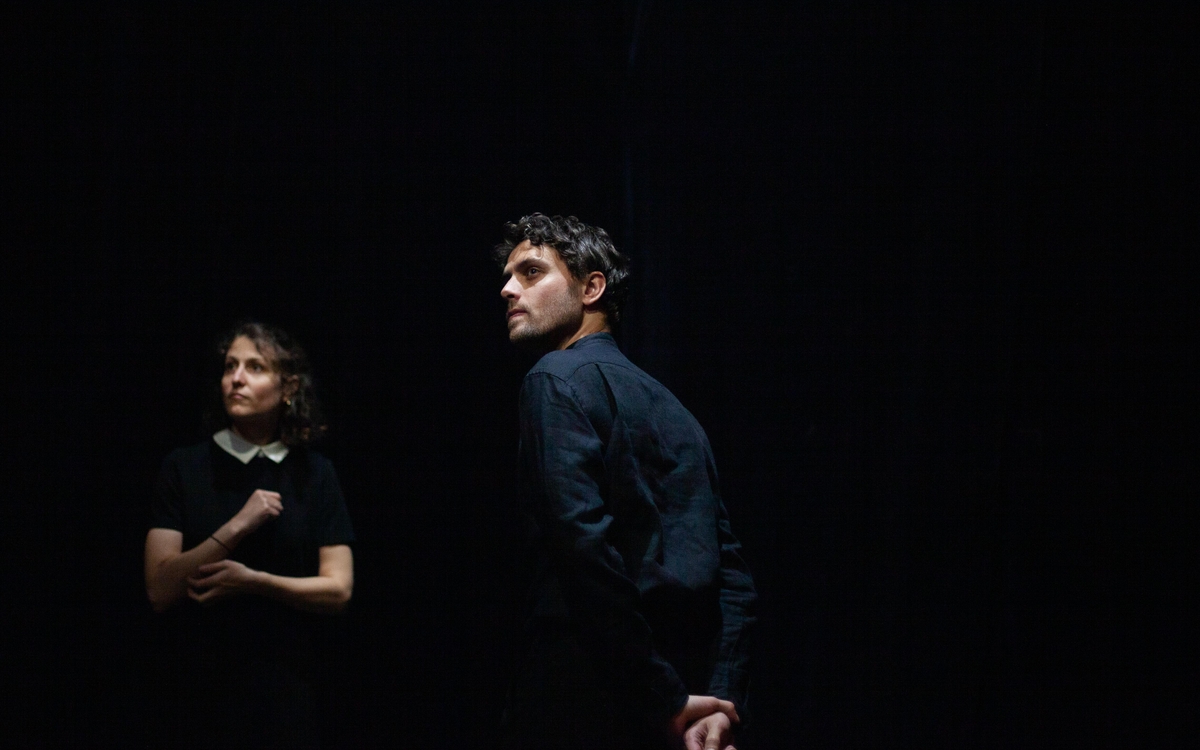 Photo de deux personnages de la pièce, Elsa et Charlemagne, interprétés par Hélène Guichardière et Paul Dédal