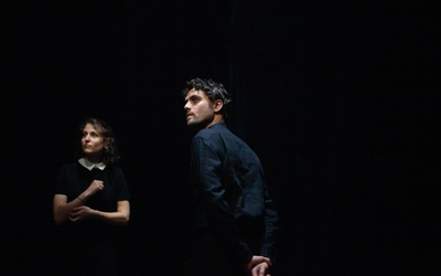 Photo de deux personnages de la pièce, Elsa et Charlemagne, interprétés par Hélène Guichardière et Paul Dédal