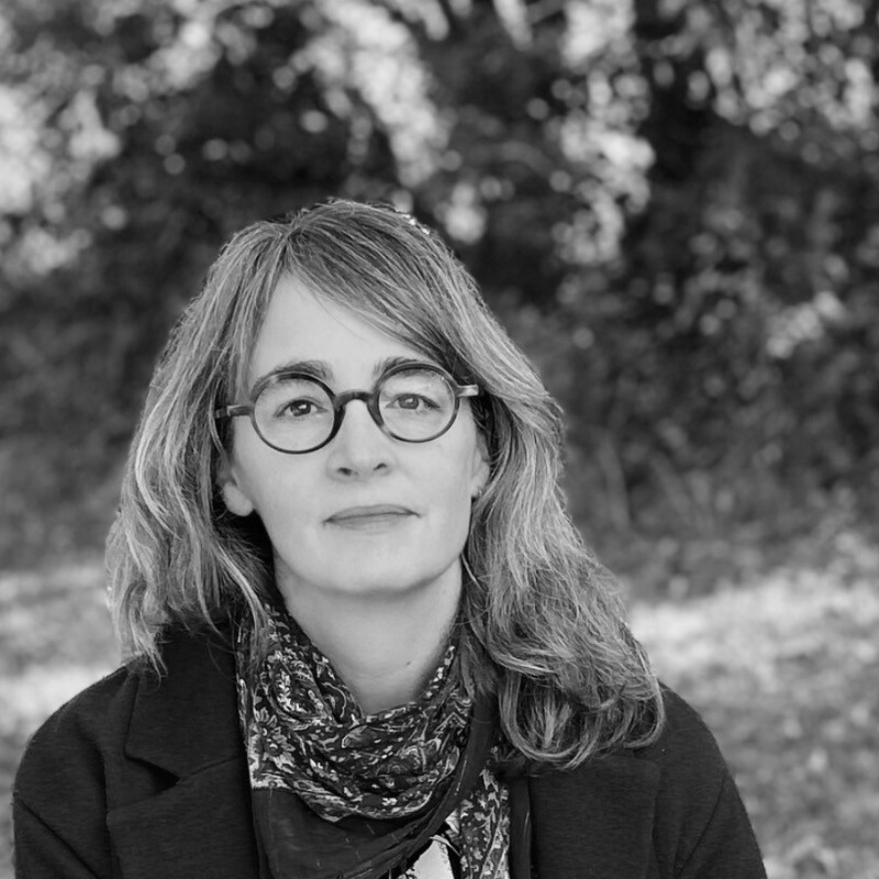 Portrait de Juliette Demey en noir et blanc avec un fond végétal