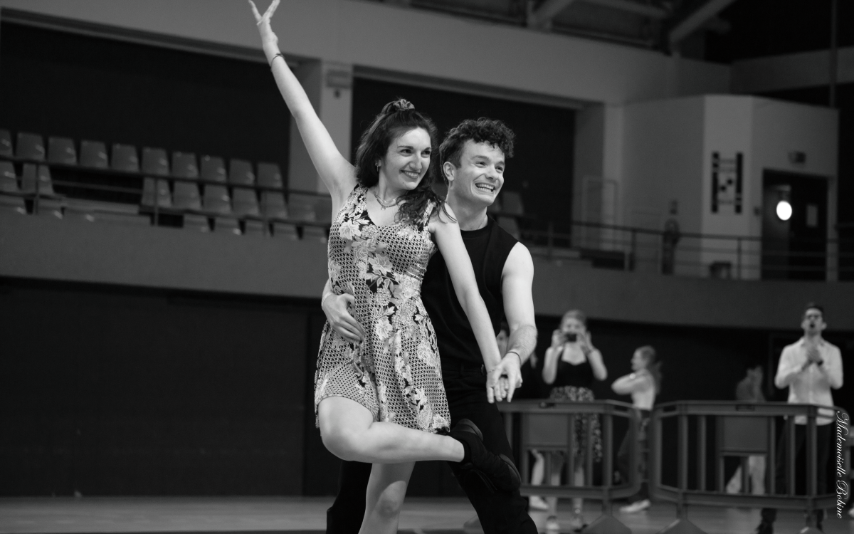 Emma et Alex pendant leur figure finale au challenge de rock de Vincennes