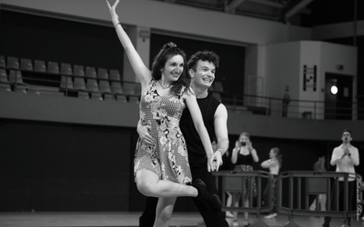 Emma et Alex pendant leur figure finale au challenge de rock de Vincennes