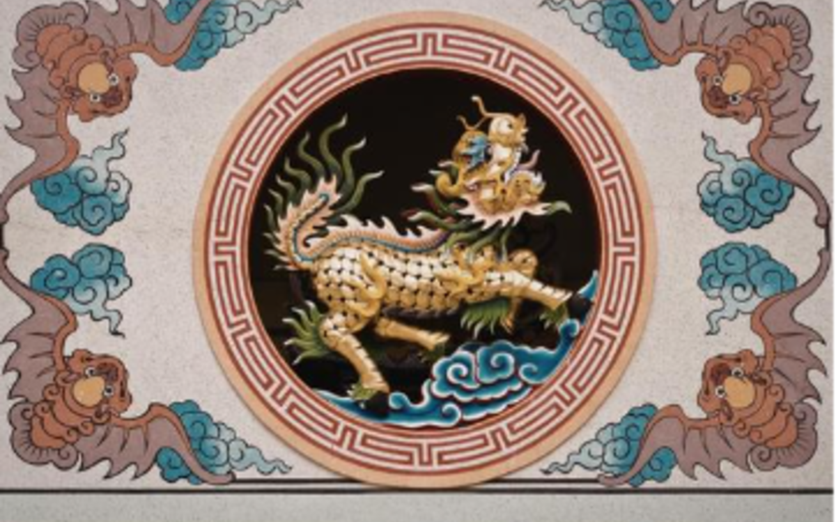 Une oeuvre peinte sur porcelaine, avec une bête