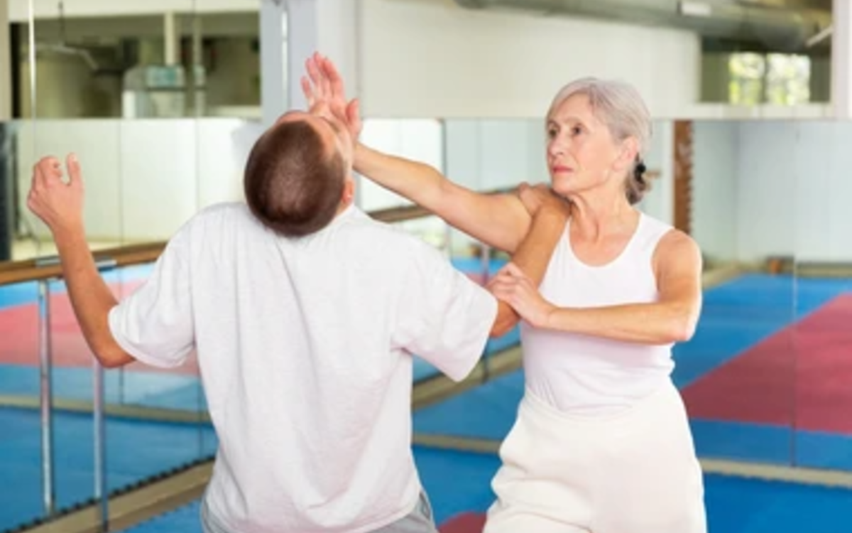 Une sénior se défend contre un jeune