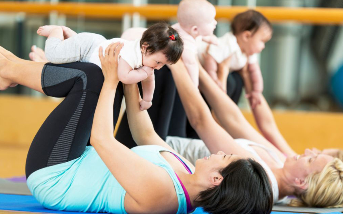 Des mamans font du pilates avec leur bébé qu'elles portent