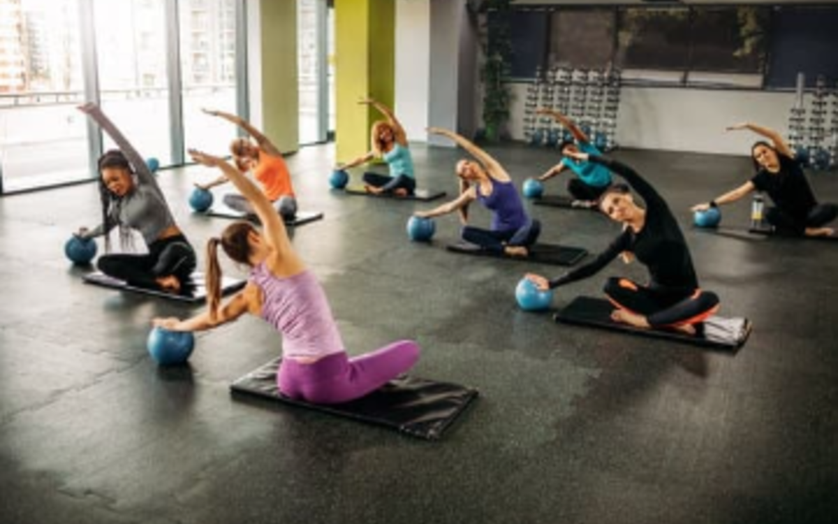 des personnes suivent un cours de pilates