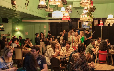 Plusieurs personnes attablées dans un bar