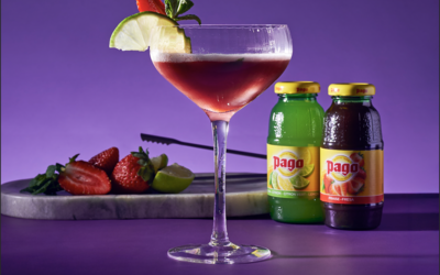 Sur un fond violet, un mocktail 