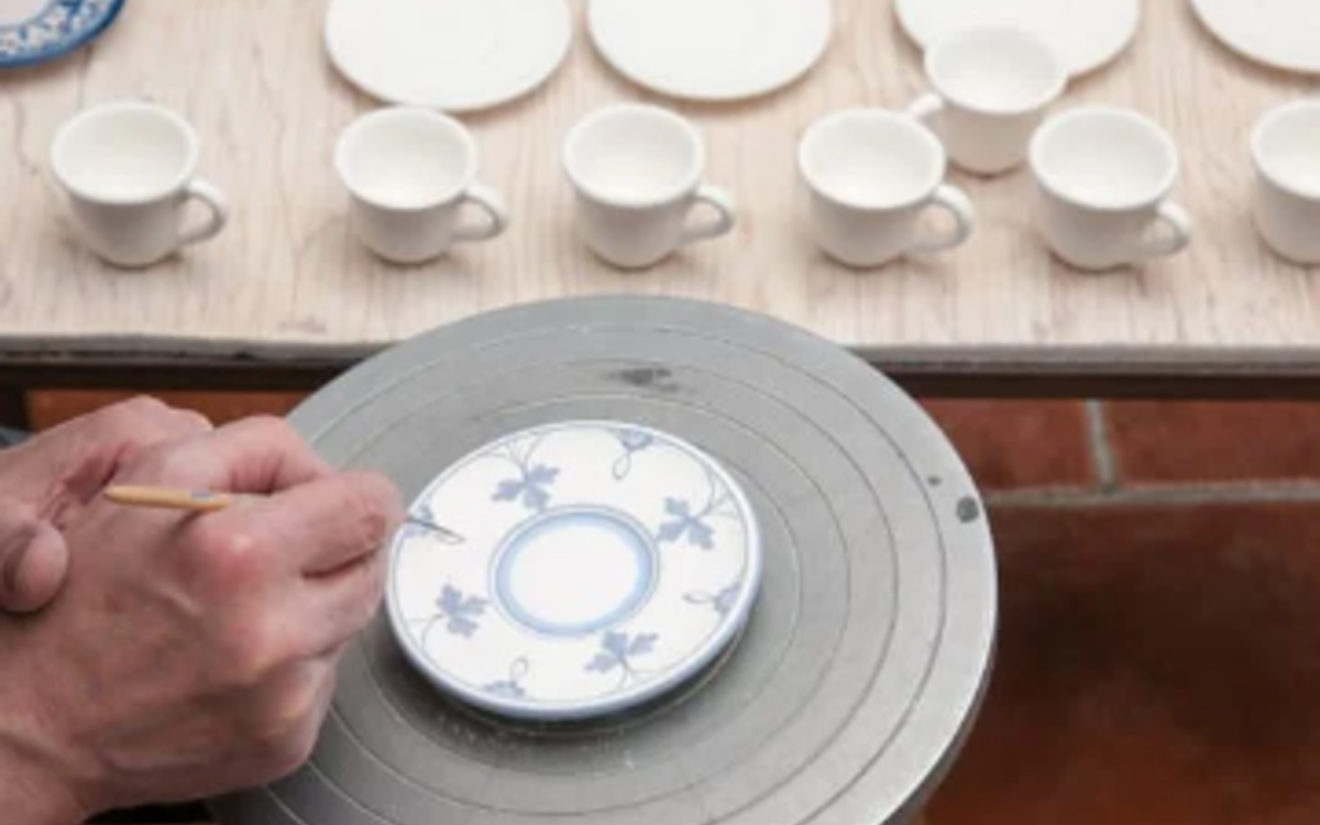 Une personne peint de la porcelaine