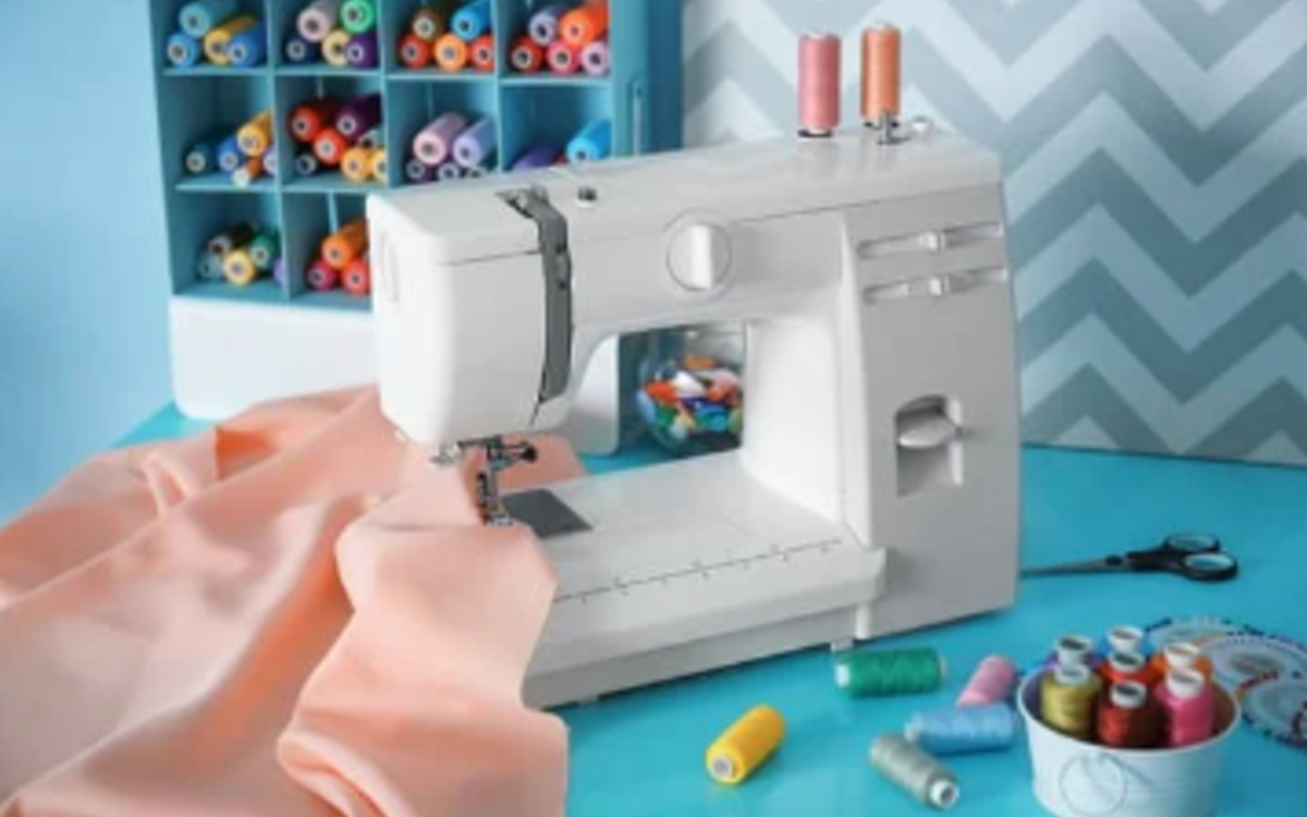 machine à coudre avec une étoffe et des fils de couleur