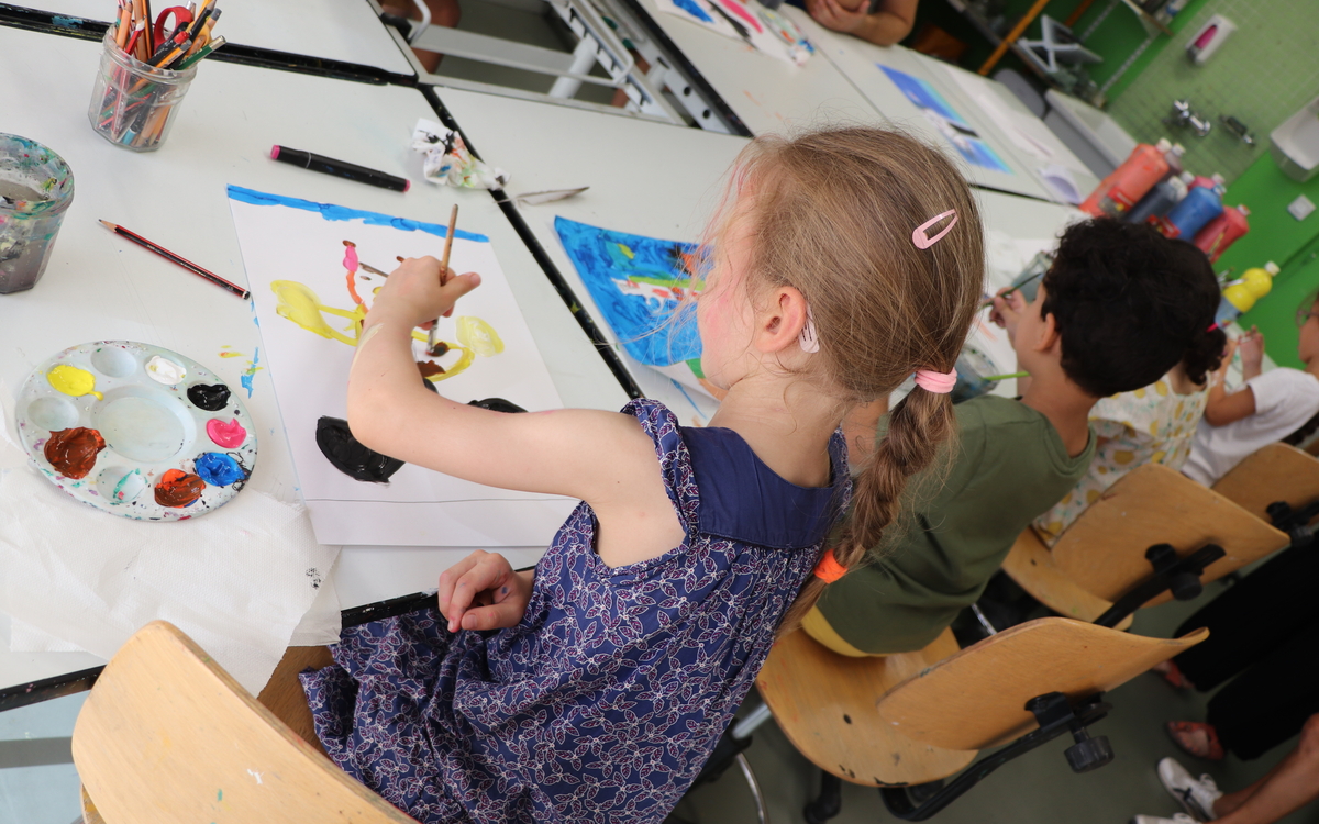 Des enfants peignent des images