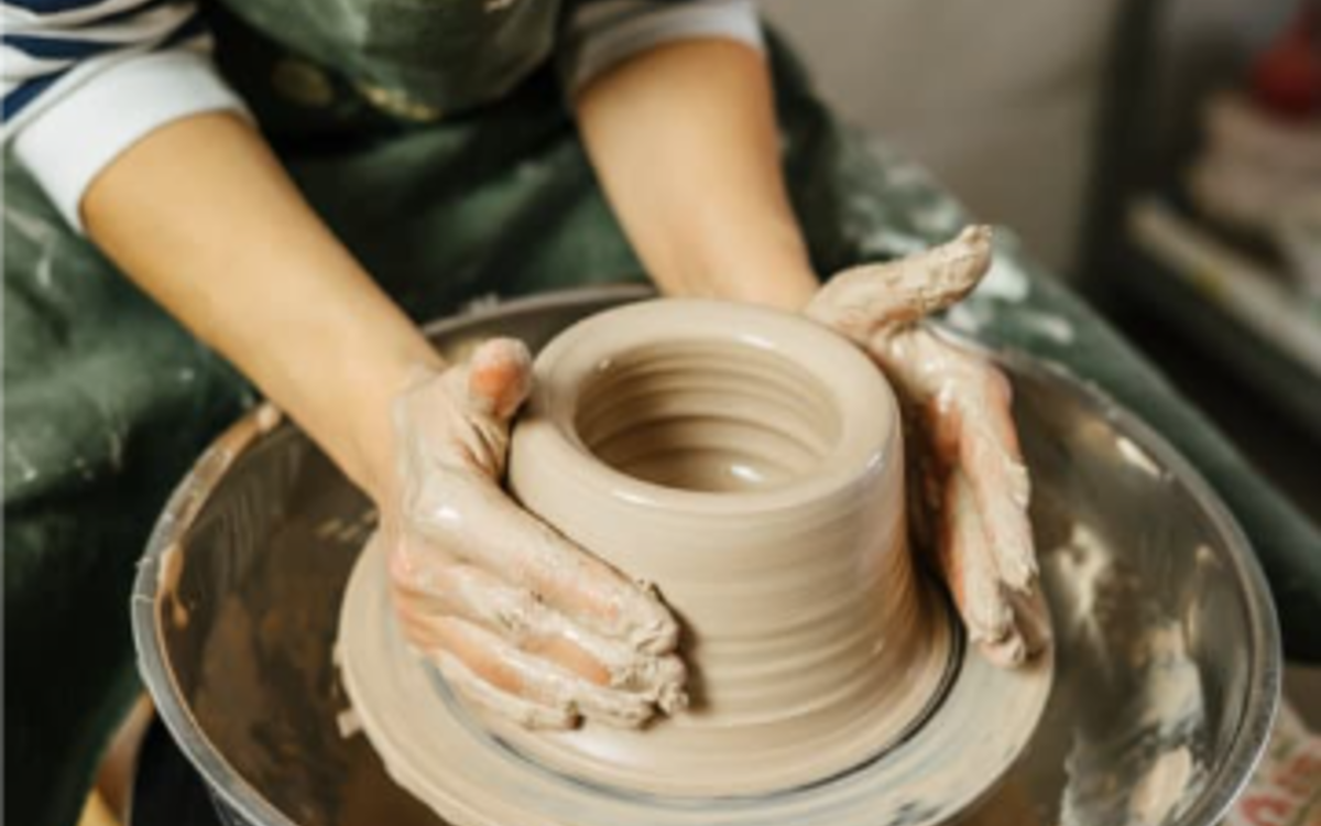 les mains d'une personne faisant du tournage