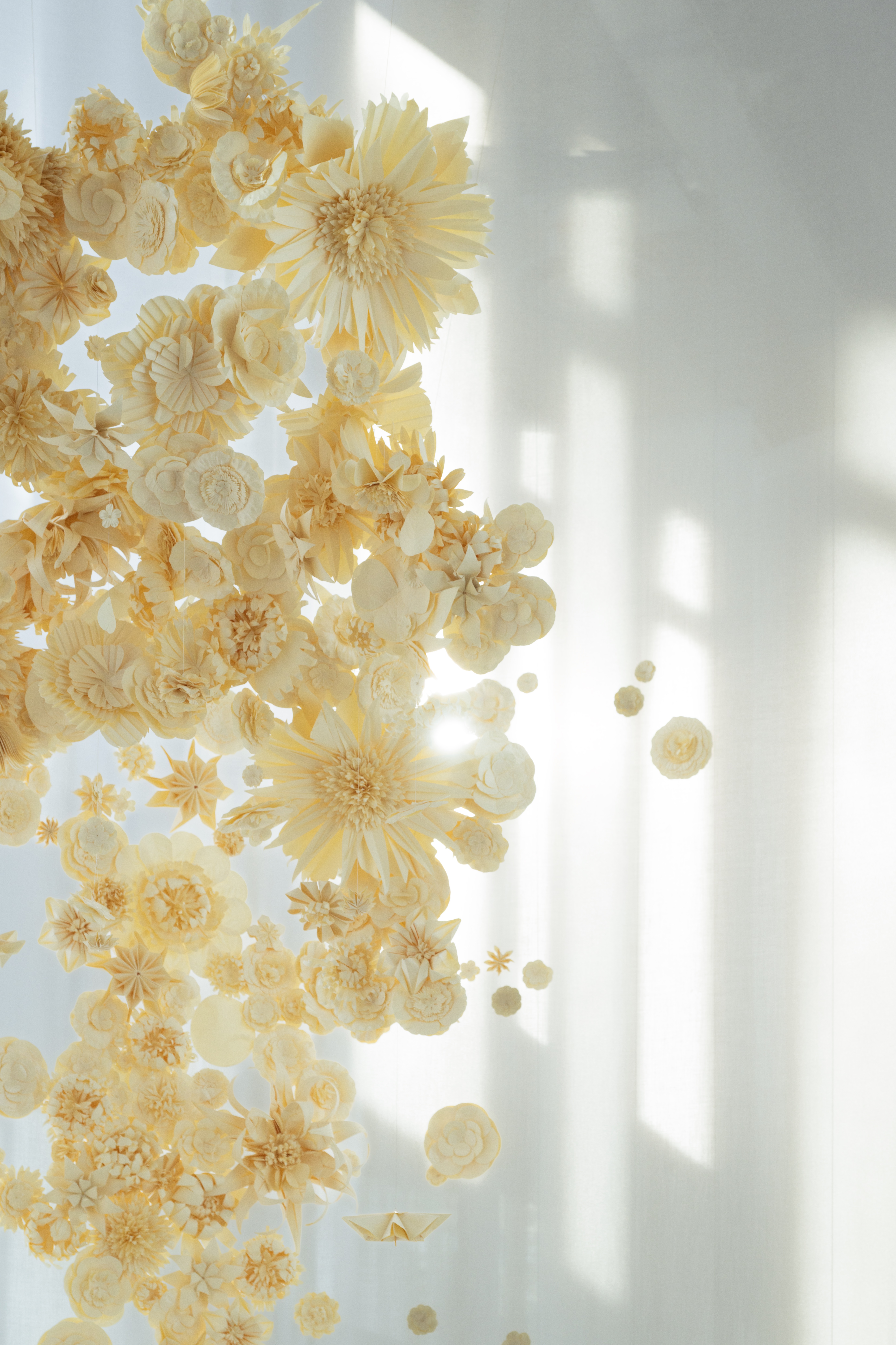 Détail des fleurs karakami et torinoko de Lemarié x Koh Kado dans Beyond our Horizons : de Tokyo à Paris