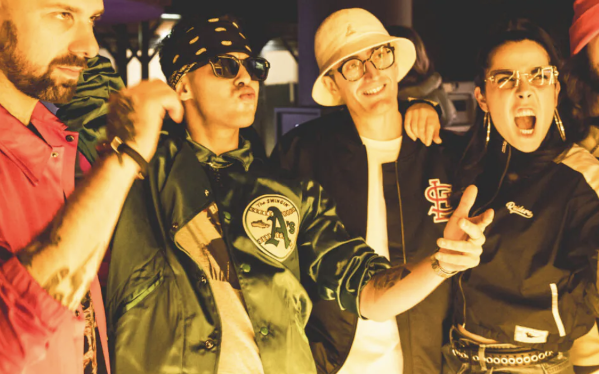 groupe de personne qui chante