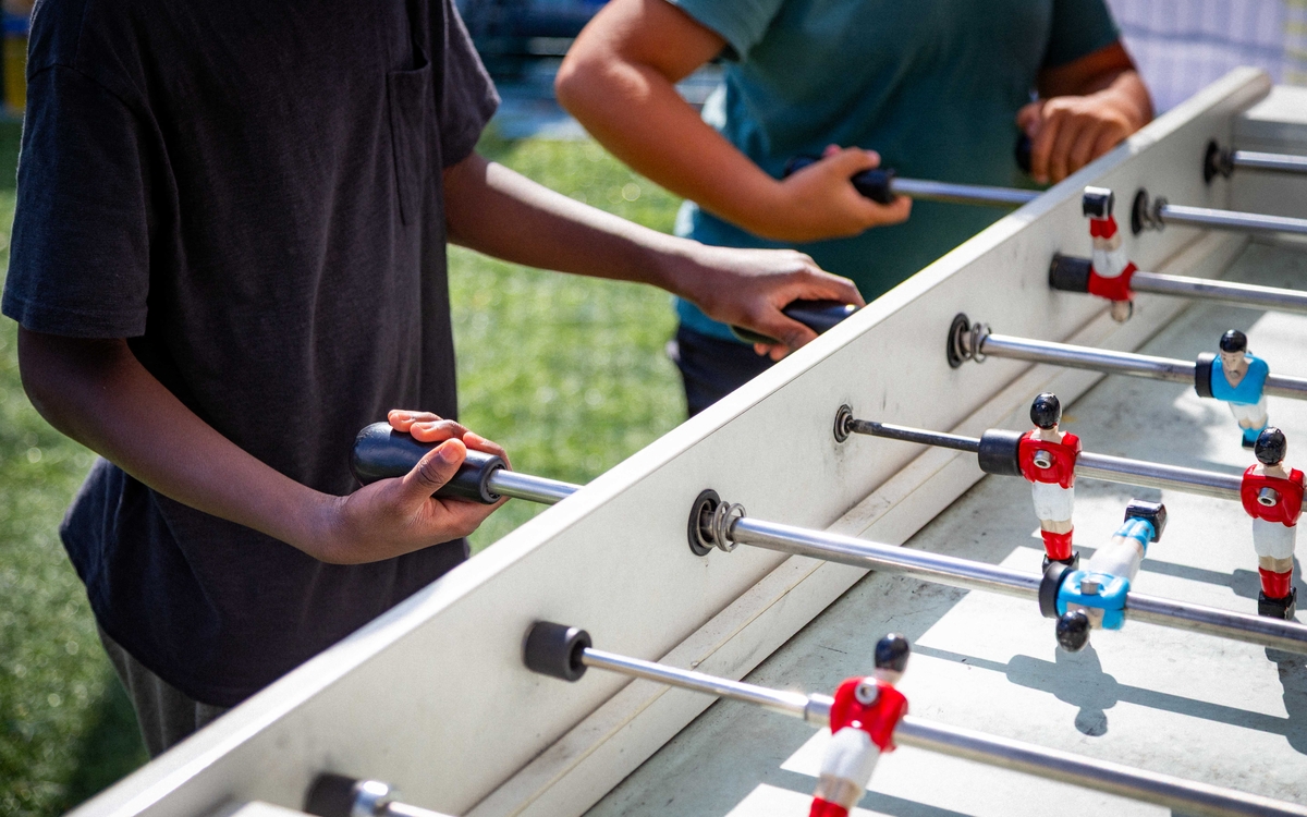 Jeunes joueurs jouant au babyfoot