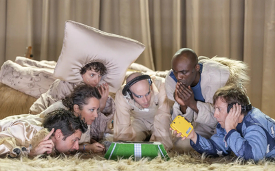 Autour d'un objet vert, plusieurs hommes semblent attentifs