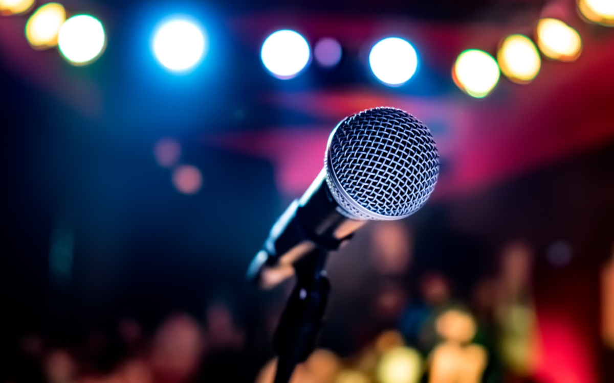 micro seul sur scène 