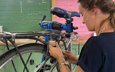 Jeune fille réparant un vélo...