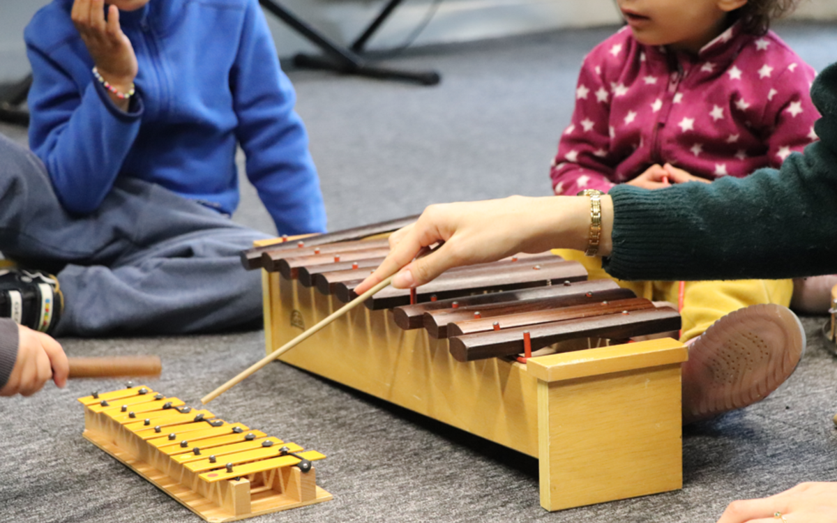 Des enfants jouent des instruments type xylophones