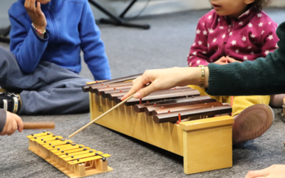 Des enfants jouent des instruments type xylophones