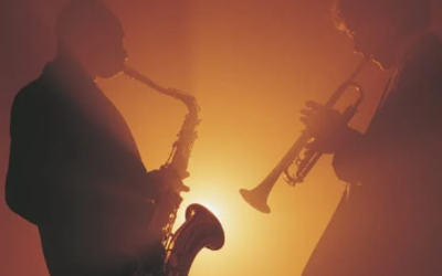 Des personnes jouent en jazz band